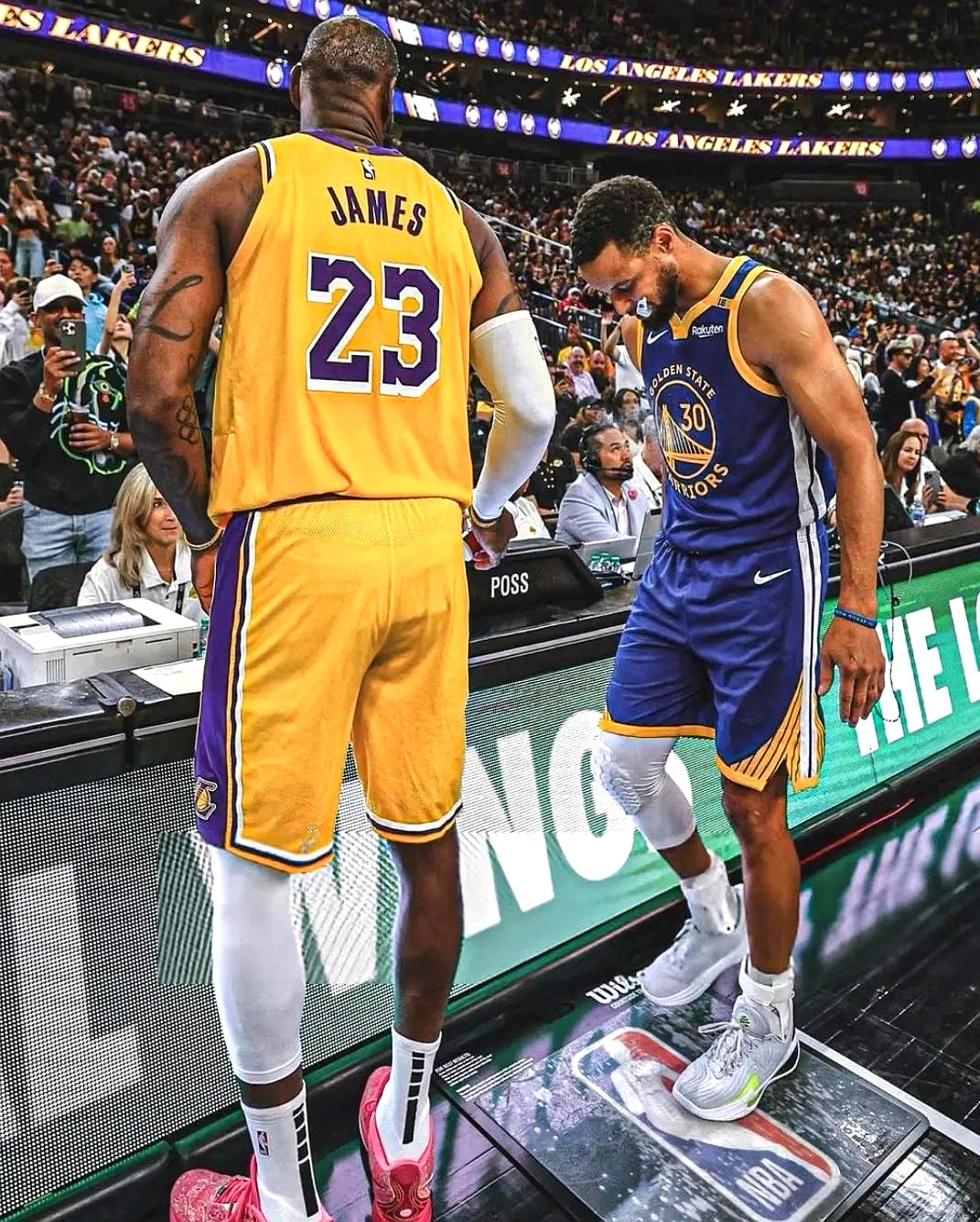 英雄联盟赔率-关于窗口期NBA季后赛焦点战，洛杉矶湖人主帅复盘，媒体盛赞，控场能力受关注的信息